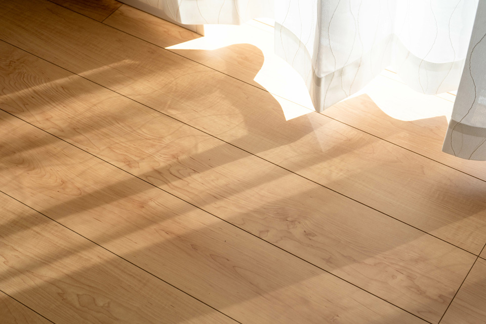 Salon avec un beau parquet et des rideaux